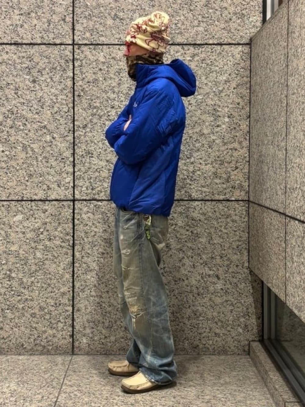 ブルー系のブルゾンを着用したメンズの秋コーディネートの2枚目の写真