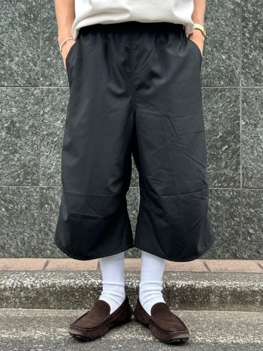 ブラック系のその他パンツ、ホワイト系のTシャツ/カットソー、ブラウン系のサングラスを着用したメンズの夏コーディネートの3枚目の写真