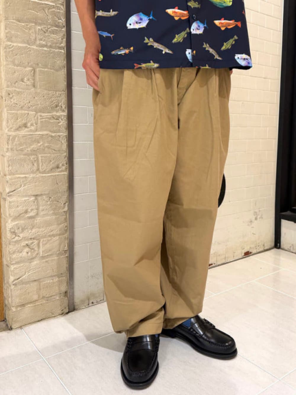 ベージュ系のその他パンツ、ブルー系のシャツ/ブラウス、ブラック系のローファーを着用したメンズの夏コーディネートの5枚目の写真