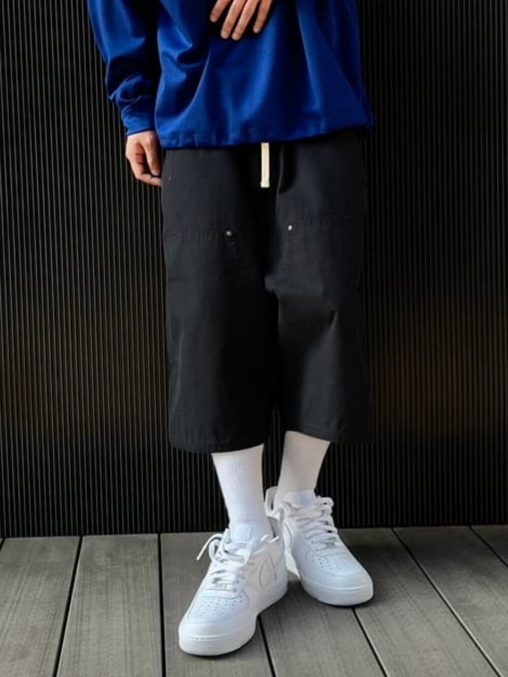 ブルー系のTシャツ/カットソー、ブラック系のその他パンツ、ホワイト系のスニーカーを着用したメンズの春コーディネートの2枚目の写真