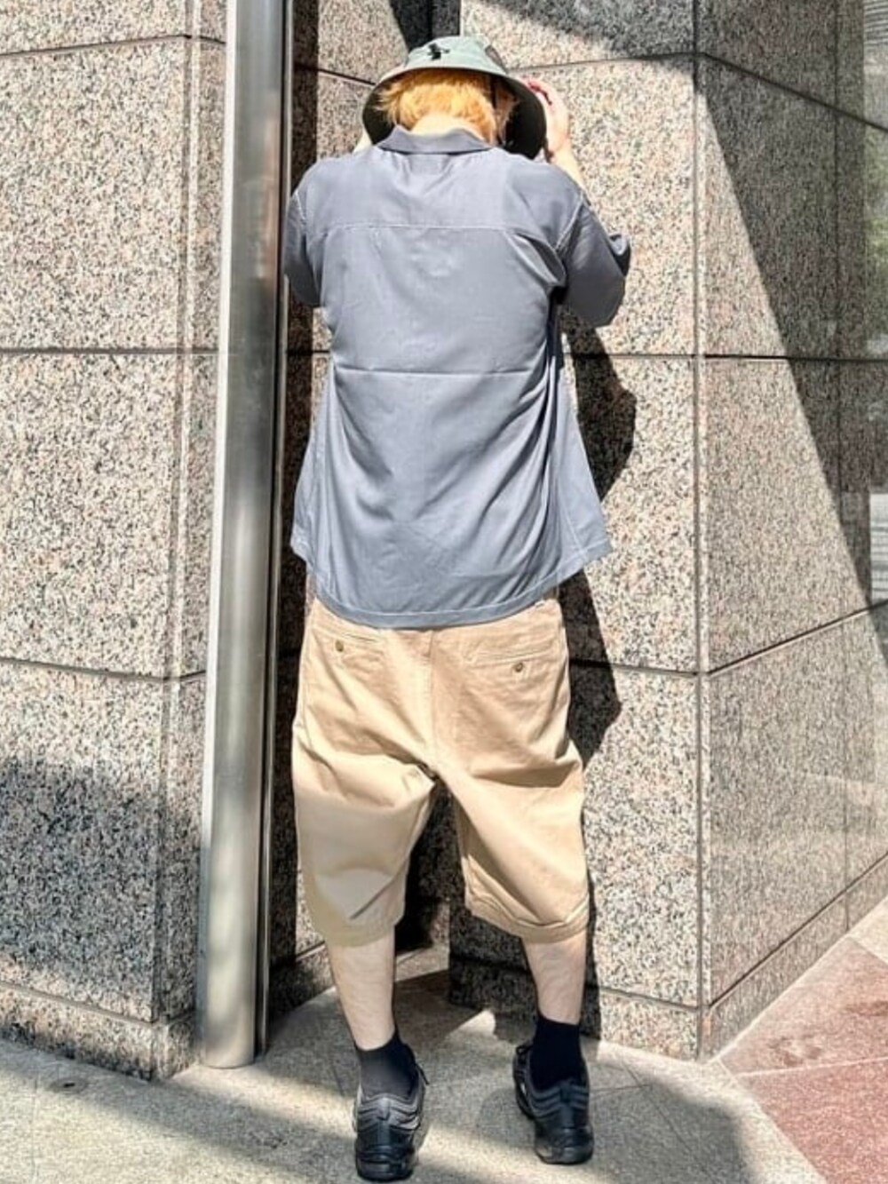 ベージュ系のその他パンツ、グレー系のシャツ/ブラウス、グリーン系のハットを着用したメンズの夏コーディネートの3枚目の写真