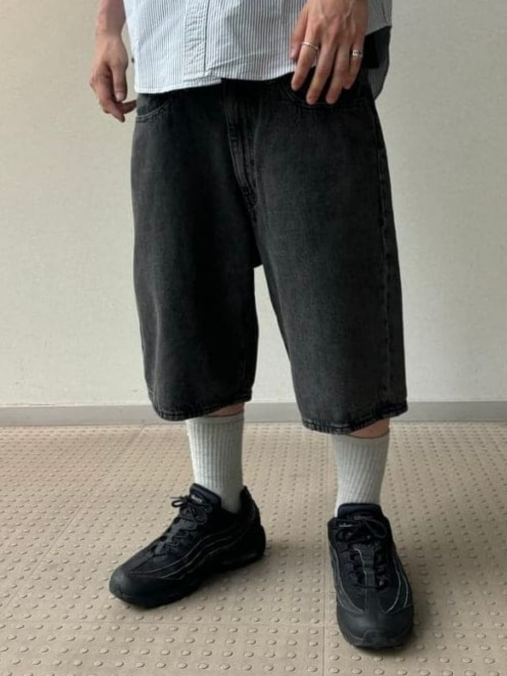 ブラック系のその他パンツ、その他のシャツ/ブラウスを着用したメンズの夏コーディネートの3枚目の写真