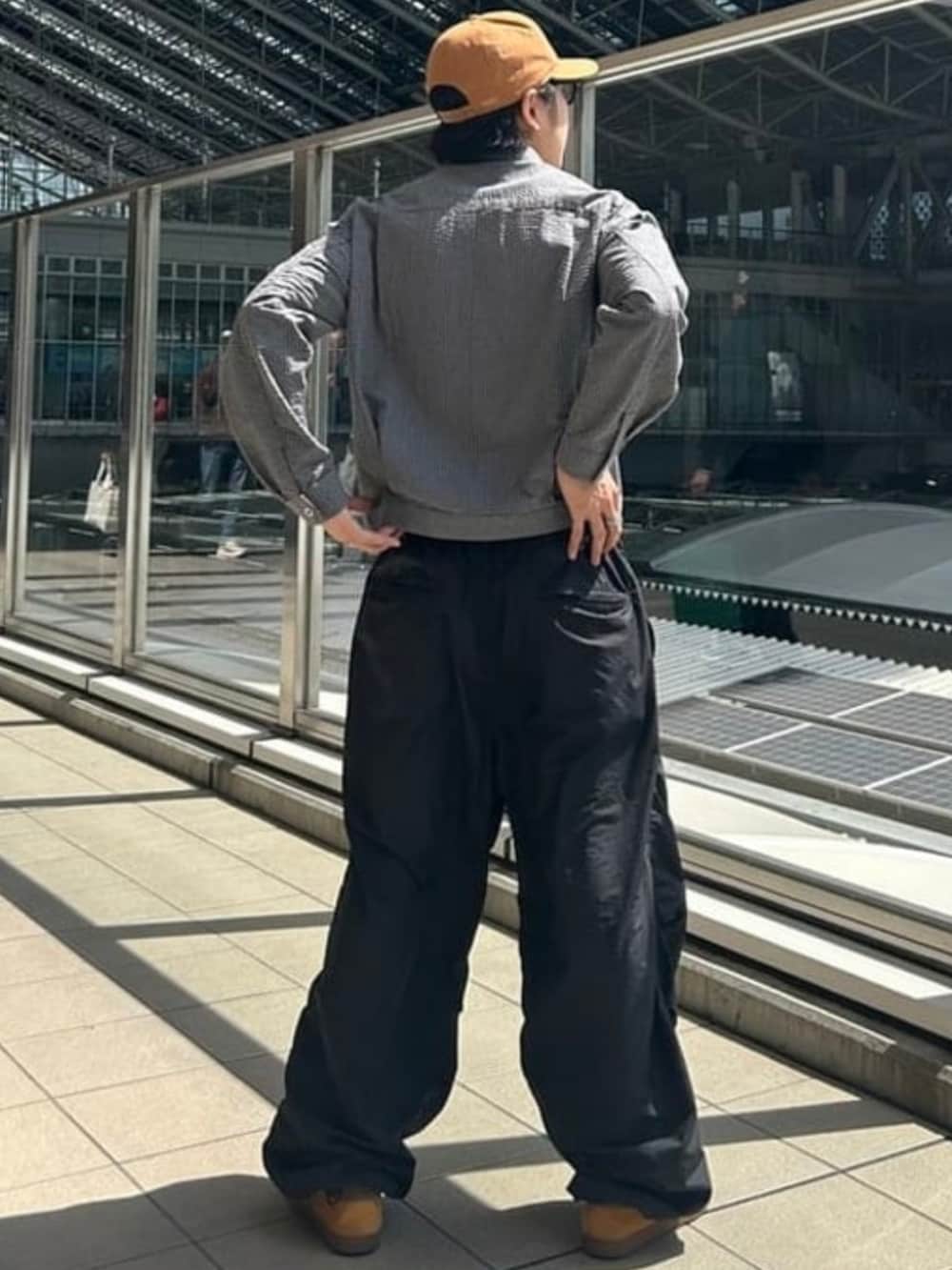 グレー系のブルゾンを着用したメンズの春コーディネートの3枚目の写真