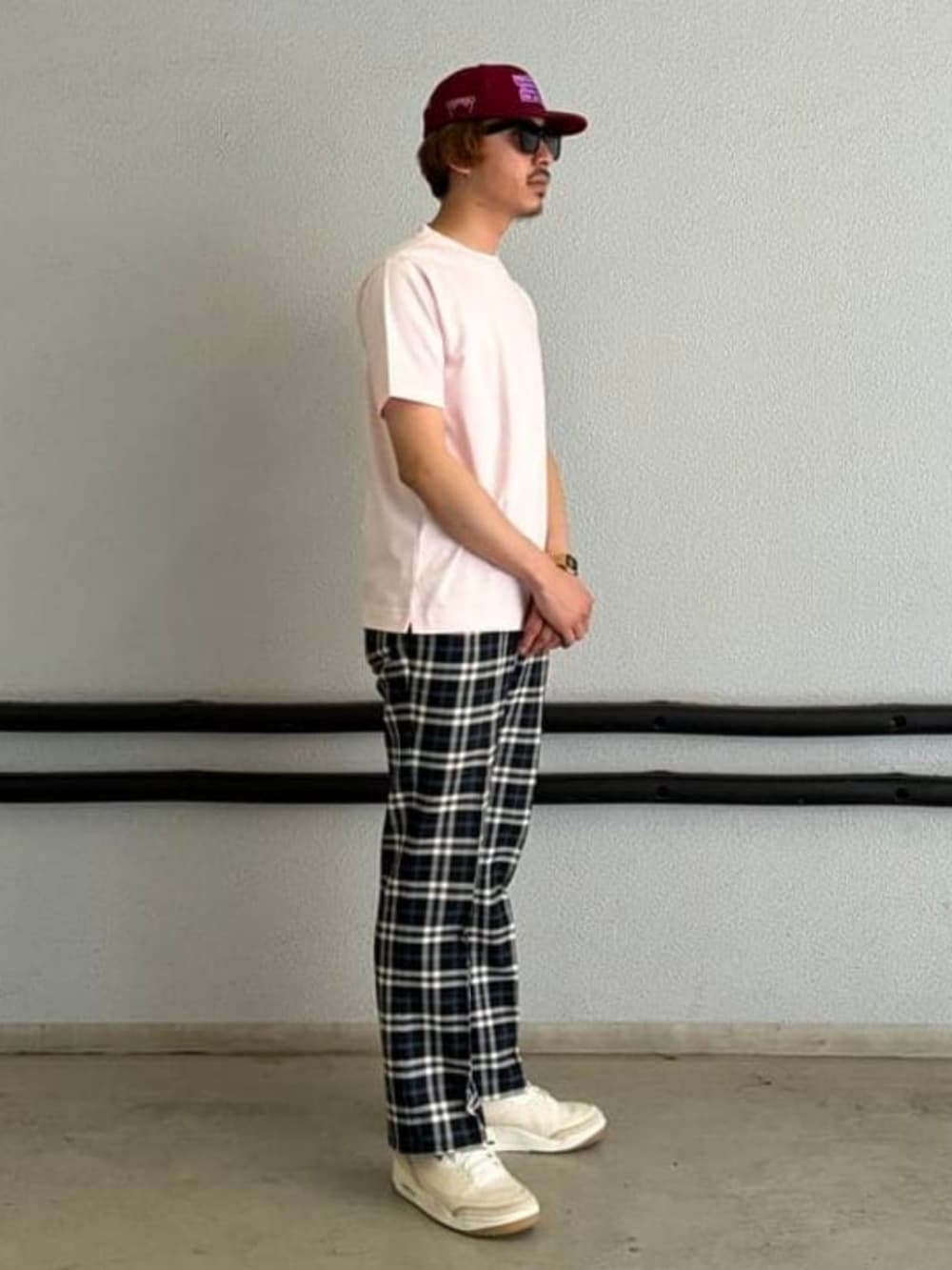 ホワイト系のTシャツ/カットソー、ブラック系のサングラスを着用したメンズの夏コーディネートの2枚目の写真