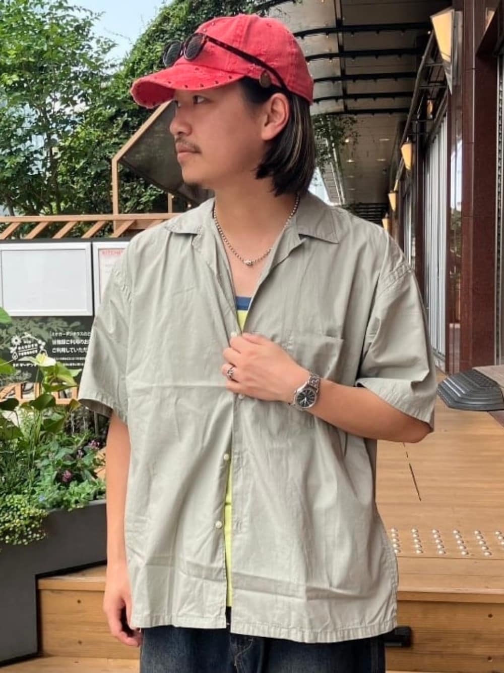 ブルー系のデニムパンツ、ベージュ系のシャツ/ブラウスを着用したメンズの夏コーディネートの2枚目の写真