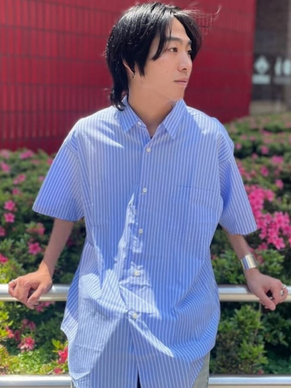 ブルー系のシャツ/ブラウスを着用したメンズの夏コーディネートの2枚目の写真