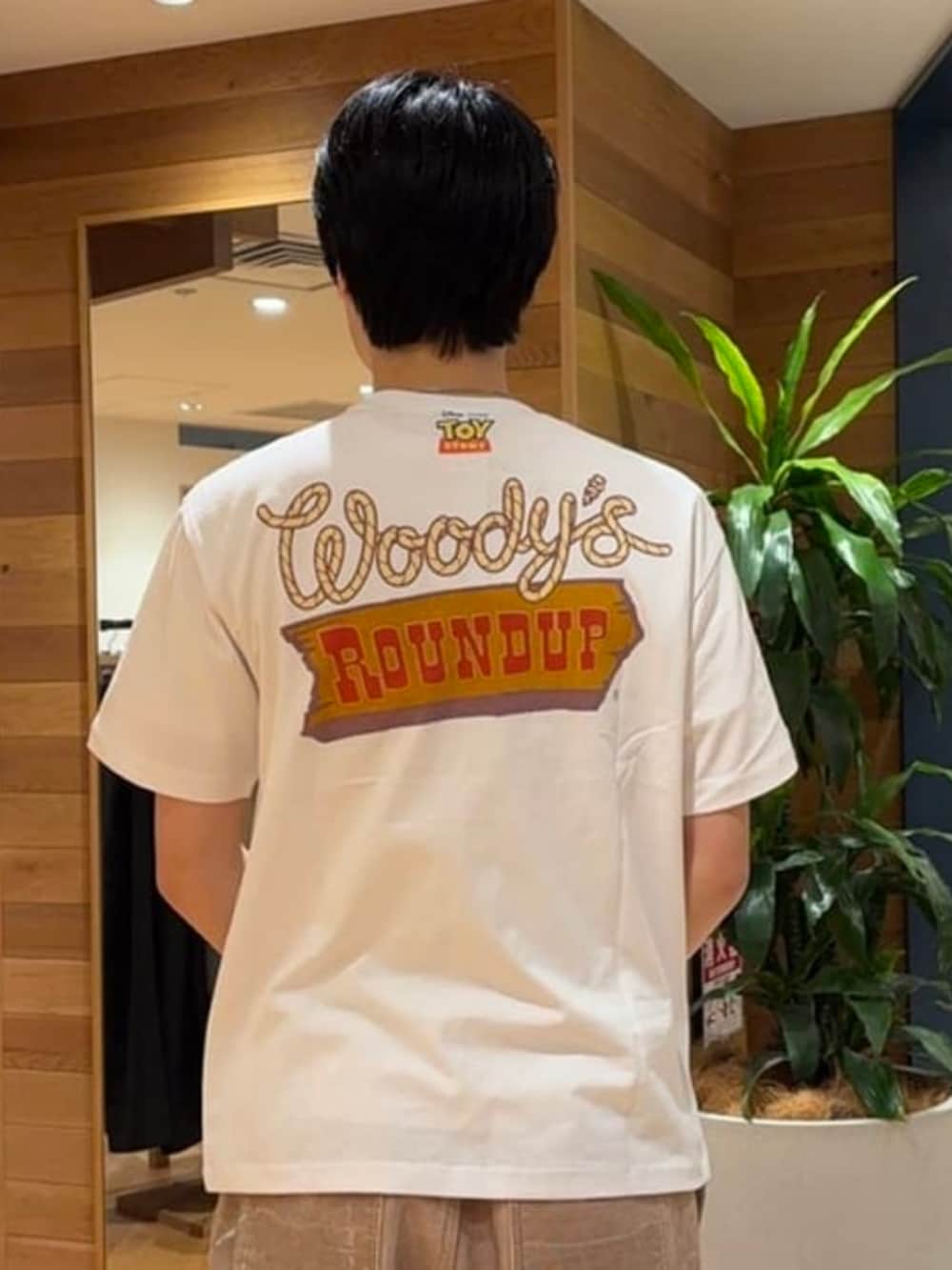 ブラウン系のスニーカー、ベージュ系のその他パンツ、ホワイト系のTシャツ/カットソーを着用したメンズの春コーディネートの3枚目の写真