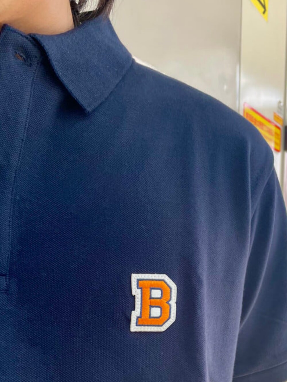 ブルー系のポロシャツ、ブルー系のデニムパンツを着用したメンズの夏コーディネートの2枚目の写真