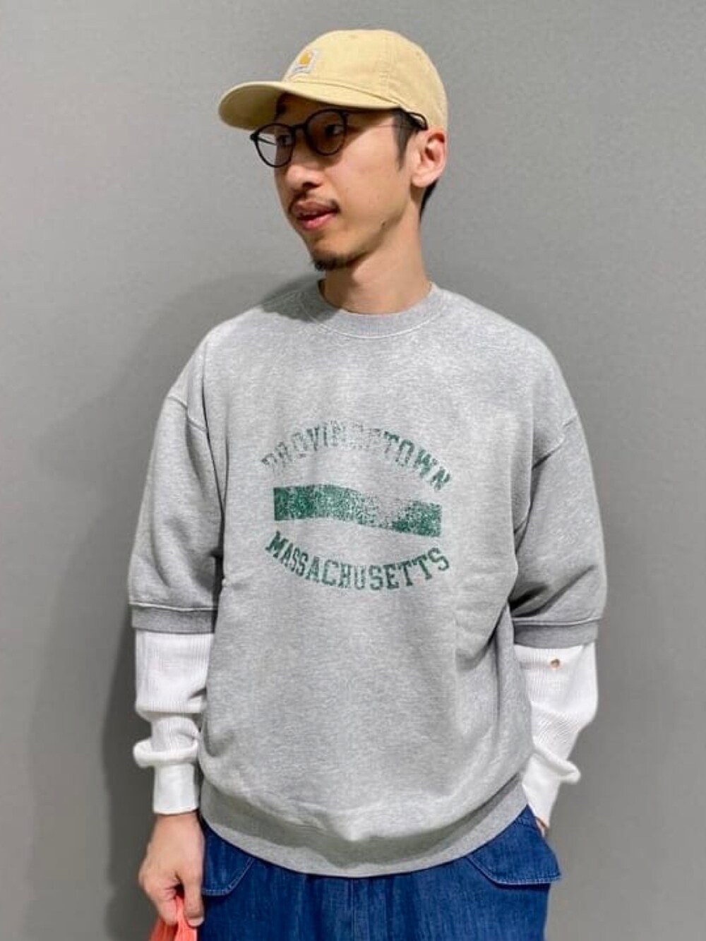 グレー系のスウェット、ブルー系のカーゴパンツ、ホワイト系のTシャツ/カットソーを着用したメンズの春コーディネートの3枚目の写真