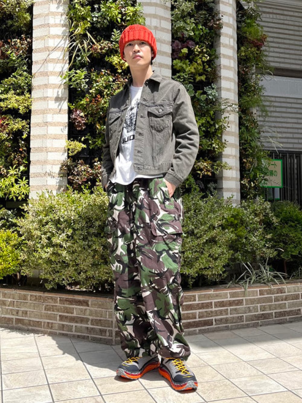 グレー系のデニムジャケット、グリーン系のカーゴパンツを着用したメンズの春コーディネートの2枚目の写真