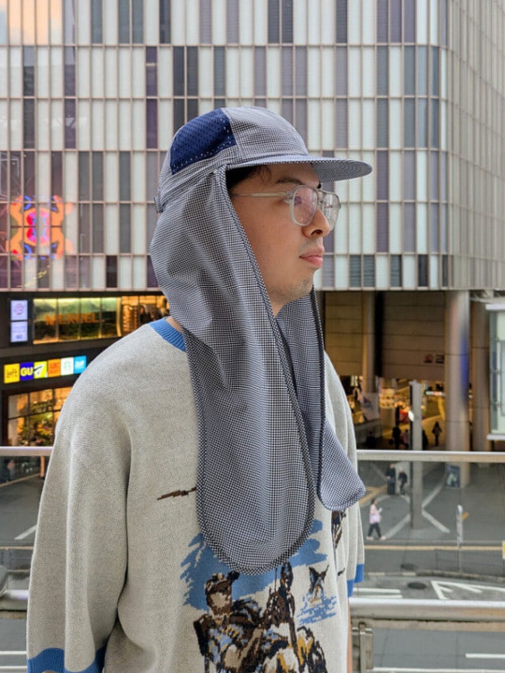 ベージュ系のその他パンツ、ブルー系のTシャツ/カットソーを着用したメンズの春コーディネートの4枚目の写真
