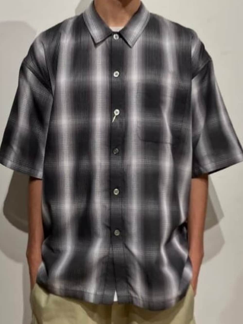 ベージュ系のその他パンツ、ブラック系のシャツ/ブラウス、ブラック系のスニーカーを着用したメンズの夏コーディネートの3枚目の写真