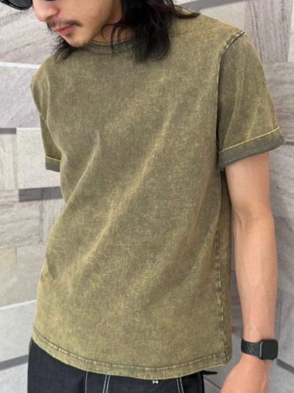 イエロー系のTシャツ/カットソー、ブラック系のデニムパンツを着用したメンズの夏コーディネートの4枚目の写真