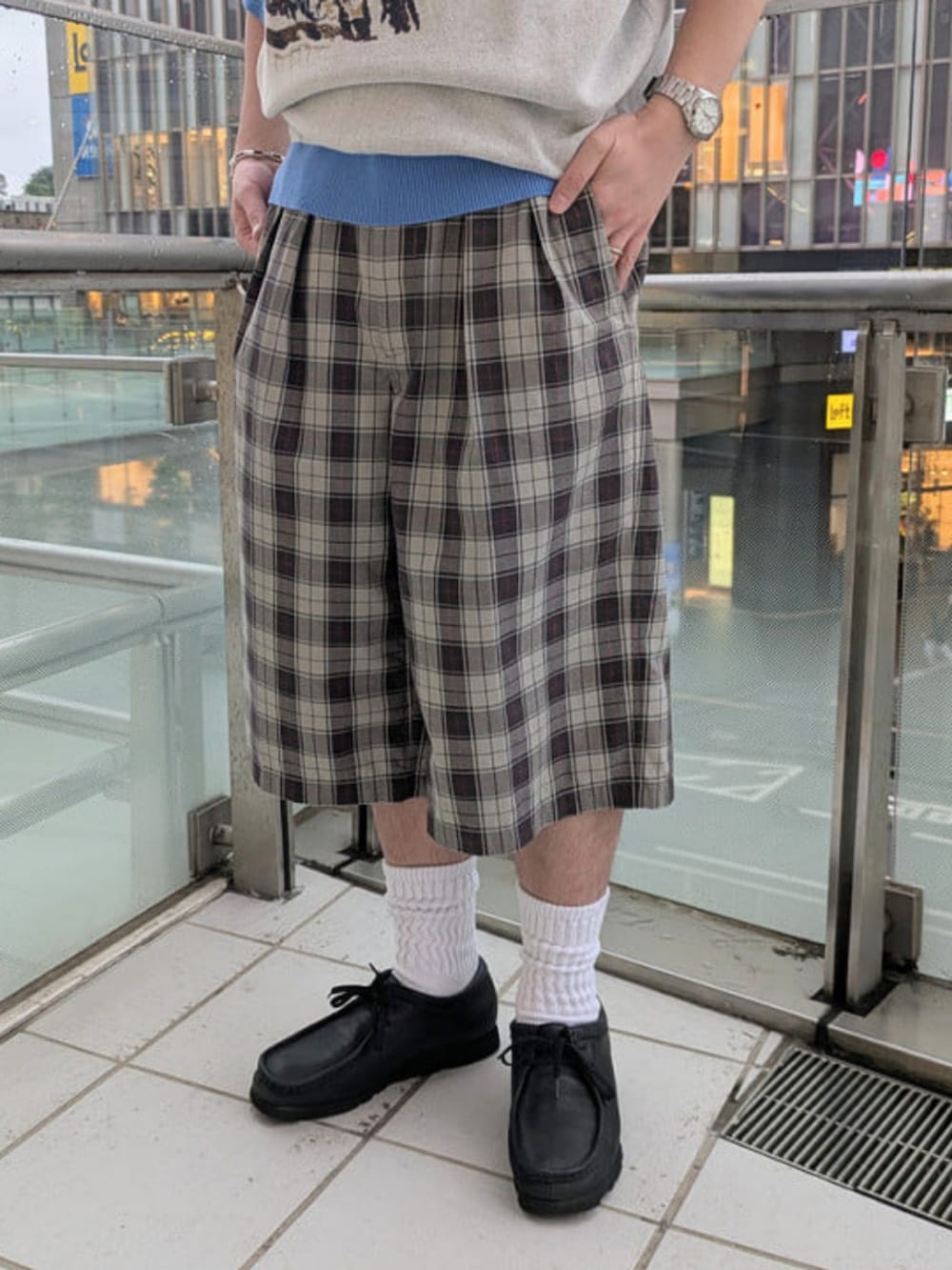 ベージュ系のその他パンツ、ブルー系のTシャツ/カットソーを着用したメンズの春コーディネートの7枚目の写真