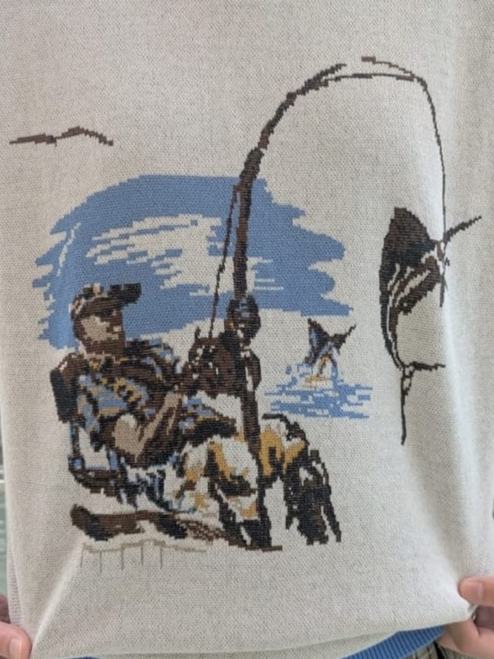 ベージュ系のその他パンツ、ブルー系のTシャツ/カットソーを着用したメンズの春コーディネートの8枚目の写真