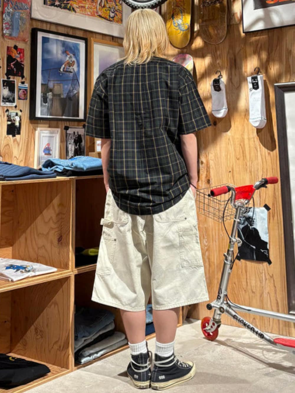 ベージュ系のその他パンツ、ブルー系のシャツ/ブラウスを着用したメンズの春コーディネートの3枚目の写真