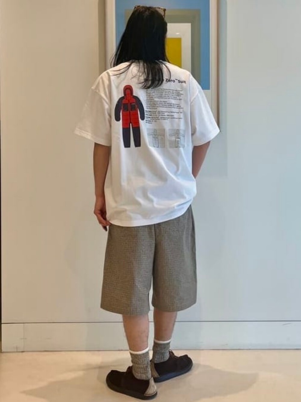 ベージュ系のその他パンツ、ホワイト系のTシャツ/カットソーを着用したメンズの春コーディネートの2枚目の写真
