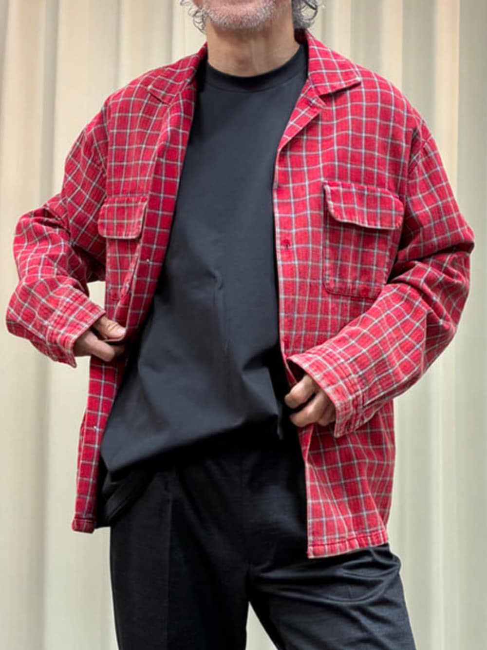 ブラック系のローファー、ブラック系のTシャツ/カットソーを着用したメンズの春コーディネートの6枚目の写真