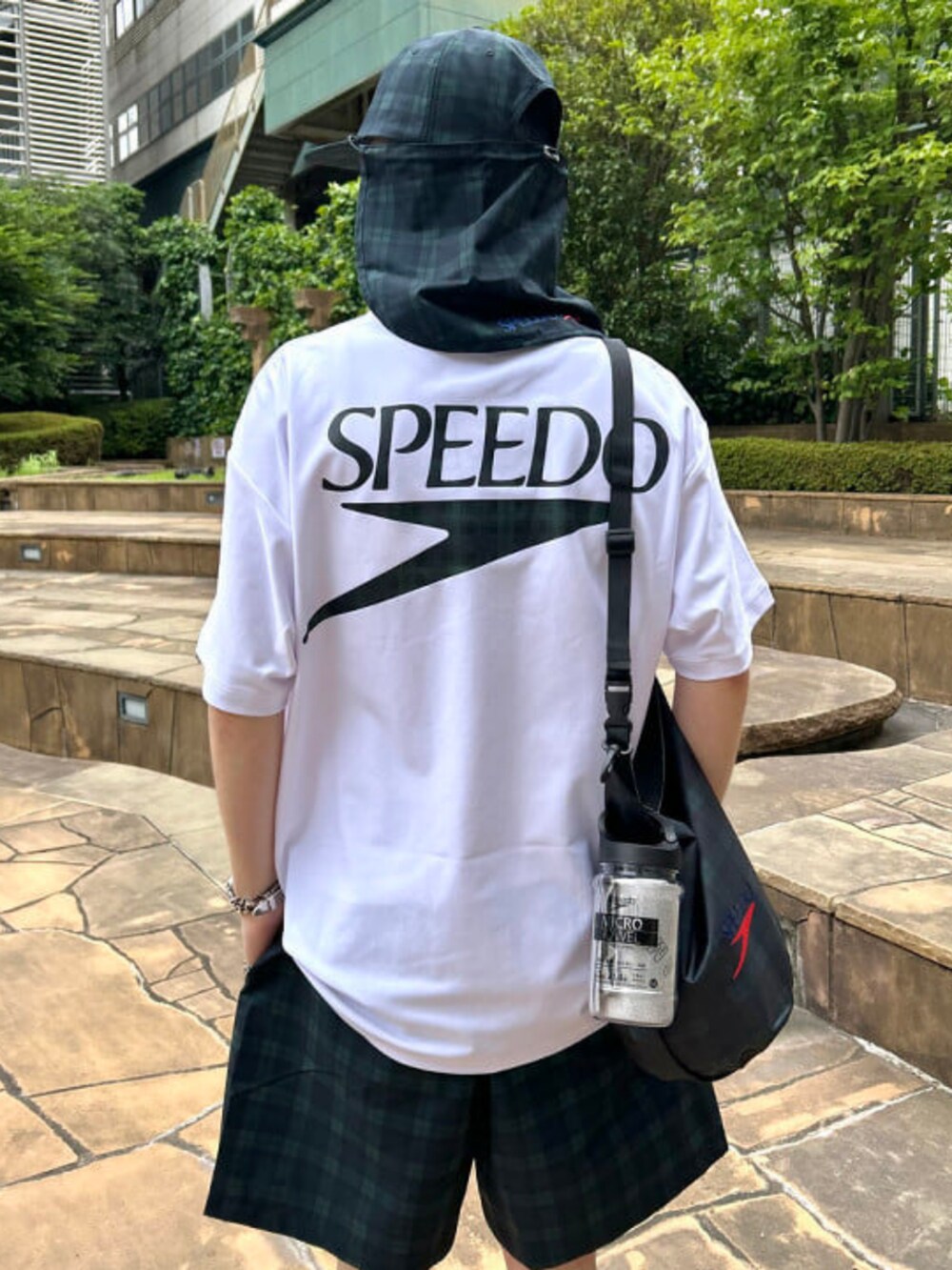 ホワイト系のTシャツ/カットソー、その他のその他パンツ、ホワイト系のソックス/靴下を着用したメンズの夏コーディネートの2枚目の写真