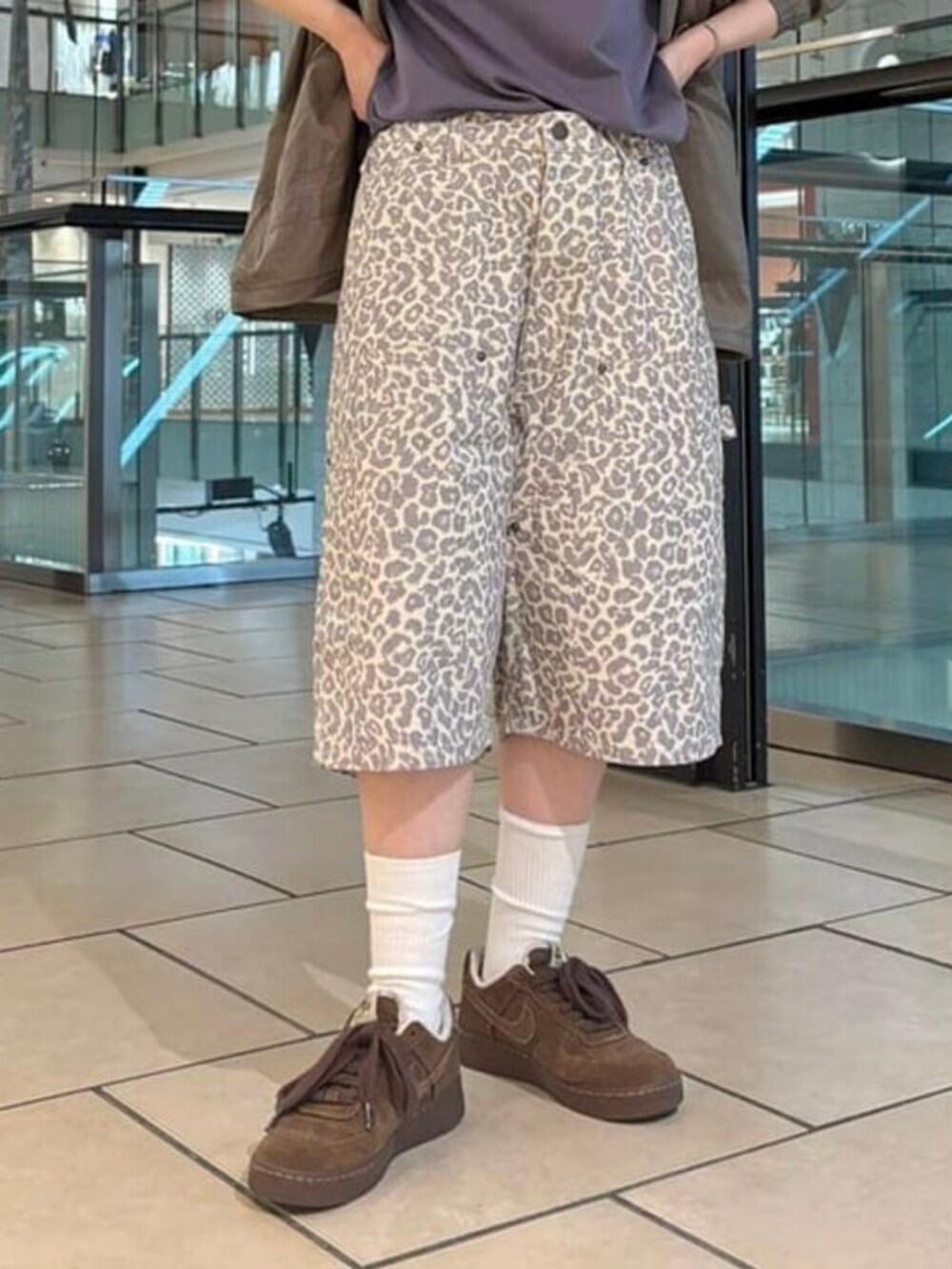 その他のその他パンツを着用したレディースの春コーディネートの2枚目の写真