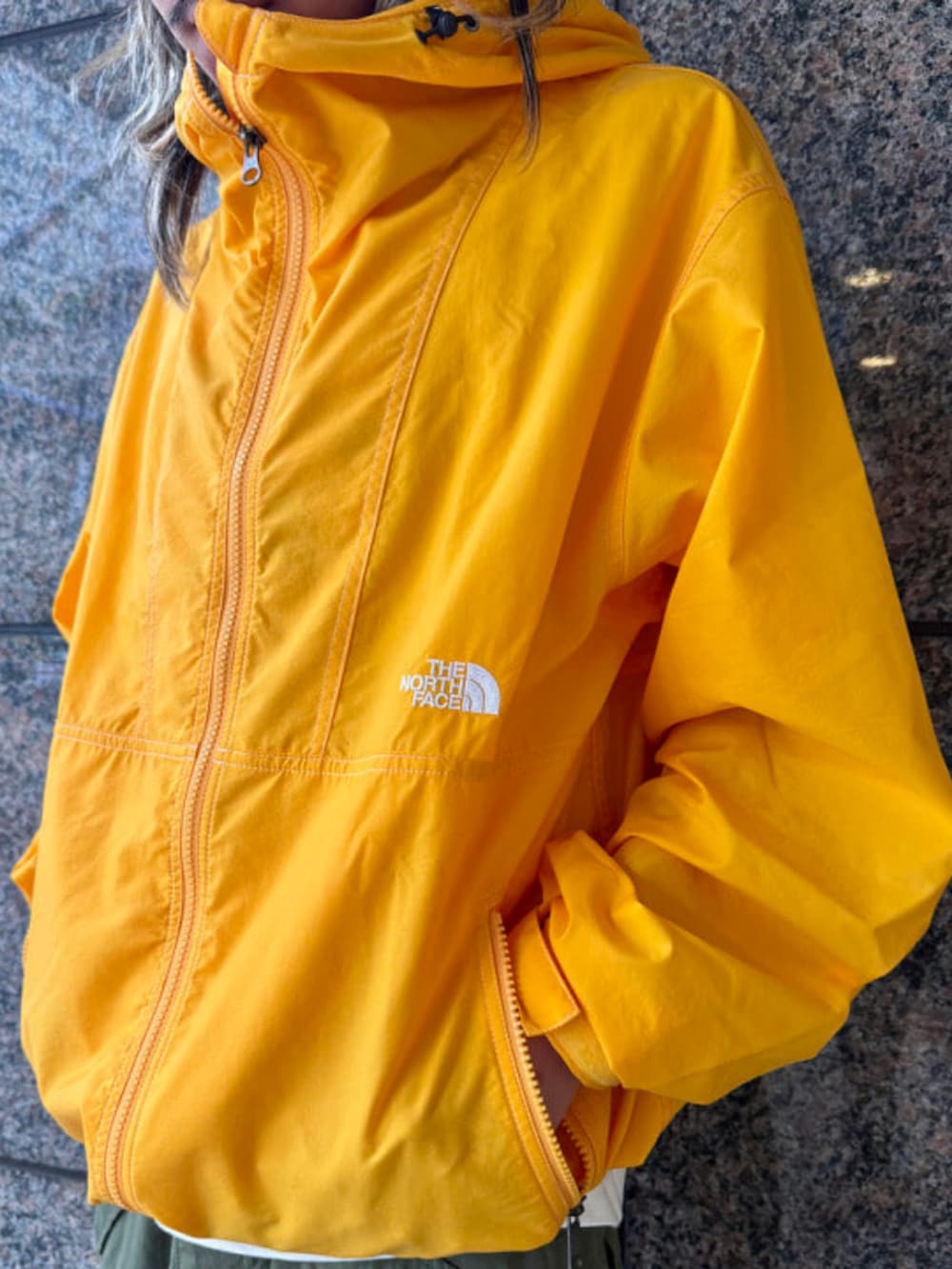 グリーン系のカーゴパンツ、ホワイト系のTシャツ/カットソー、イエロー系のブルゾンを着用したメンズの秋コーディネートの3枚目の写真