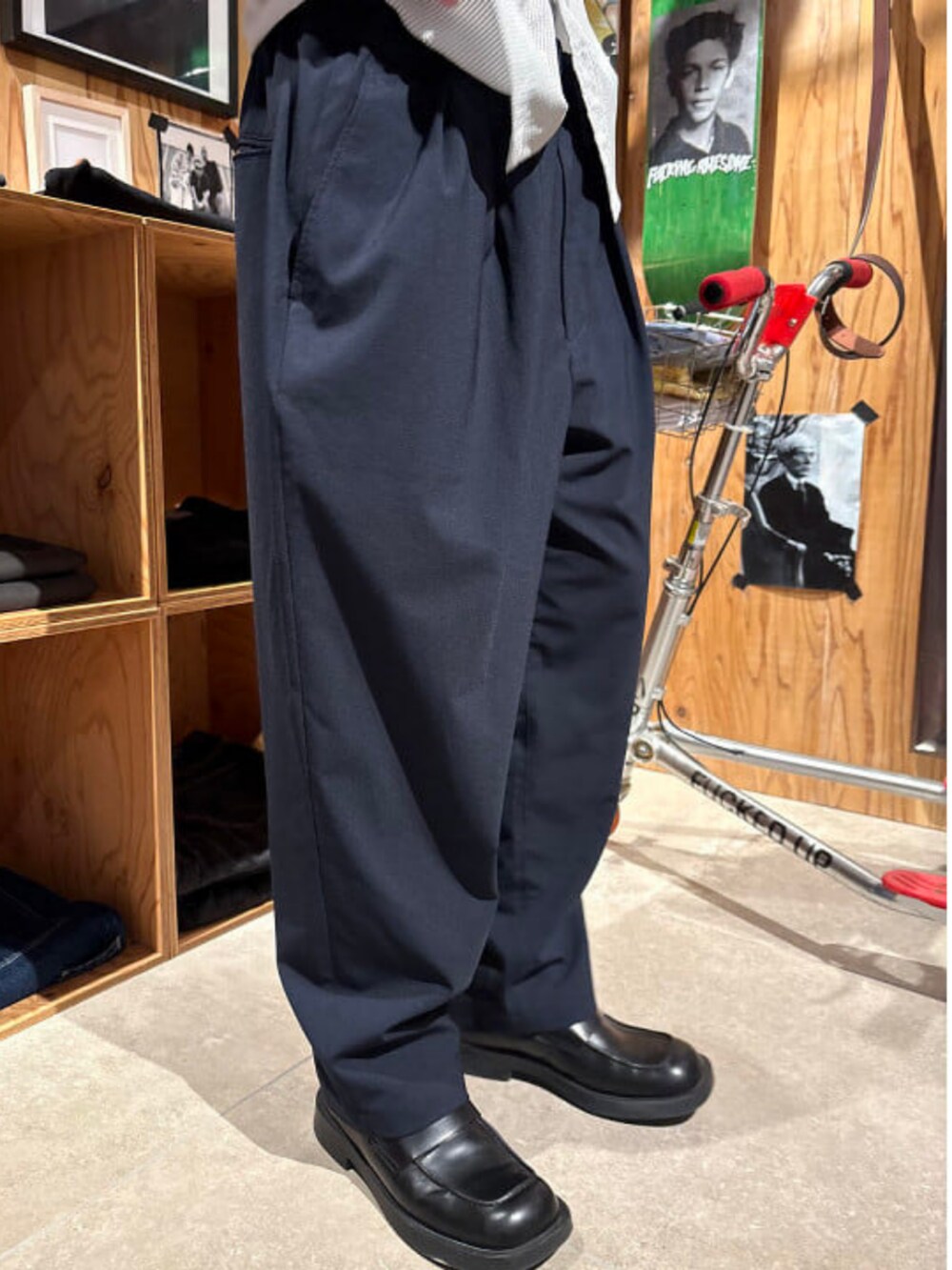 グレー系のシャツ/ブラウス、ブルー系のスラックスを着用したメンズの夏コーディネートの5枚目の写真