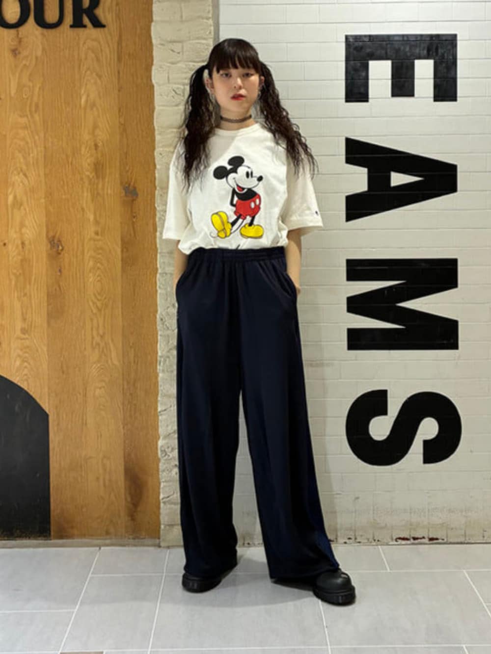 ホワイト系のTシャツ/カットソーを着用したメンズの夏コーディネートの2枚目の写真