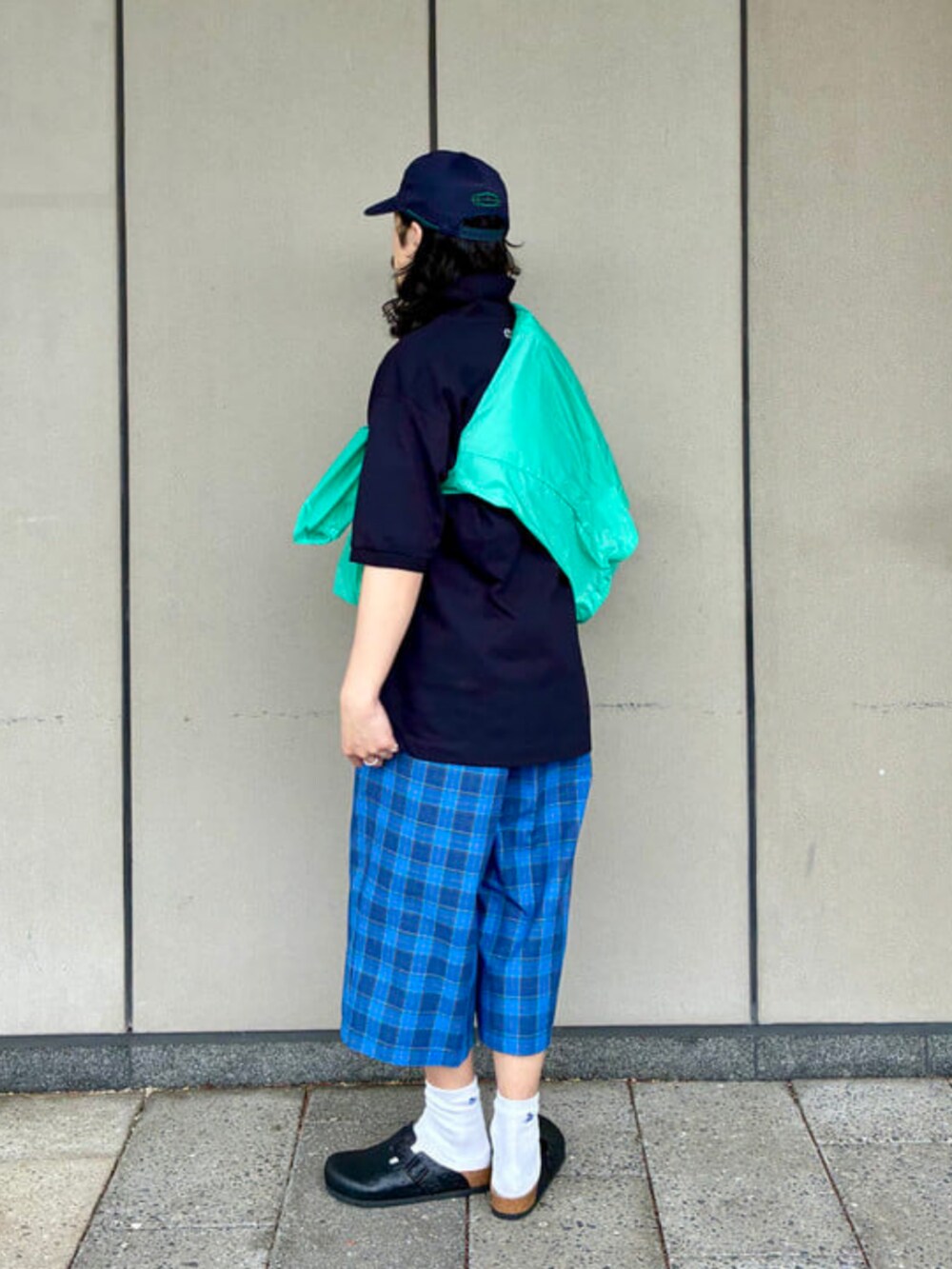 ブルー系のその他パンツ、ブルー系のポロシャツ、ブラック系のサンダルを着用したメンズの春コーディネートの2枚目の写真
