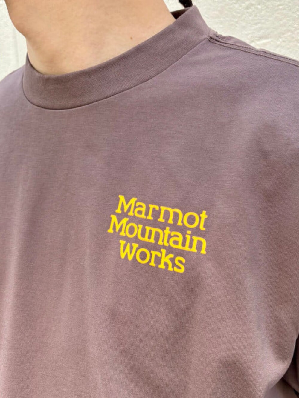 ブラウン系のTシャツ/カットソーを着用したメンズの春コーディネートの5枚目の写真