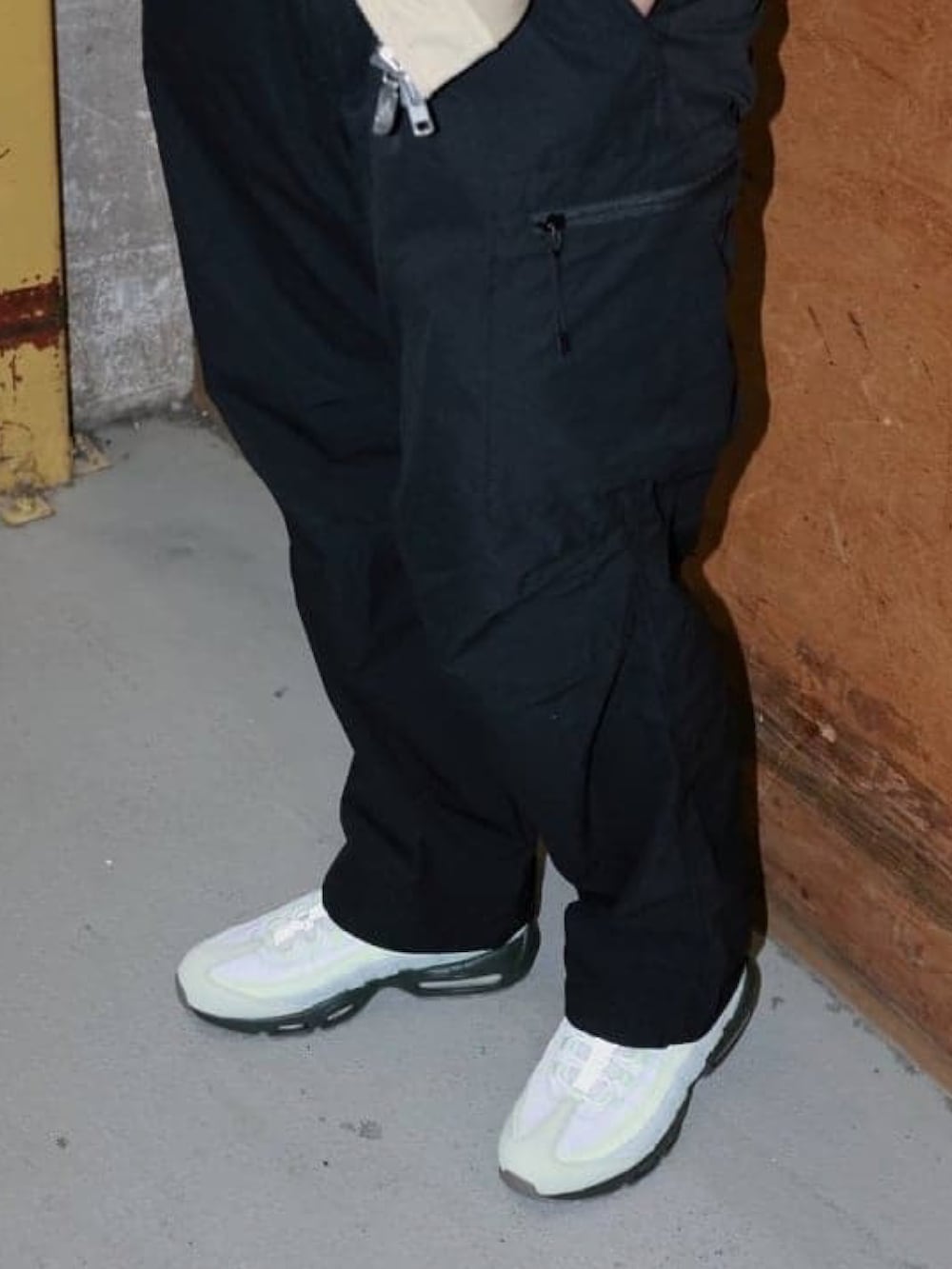 ベージュ系のブルゾン、ホワイト系のTシャツ/カットソー、ブラック系のその他パンツを着用したメンズの春コーディネートの3枚目の写真