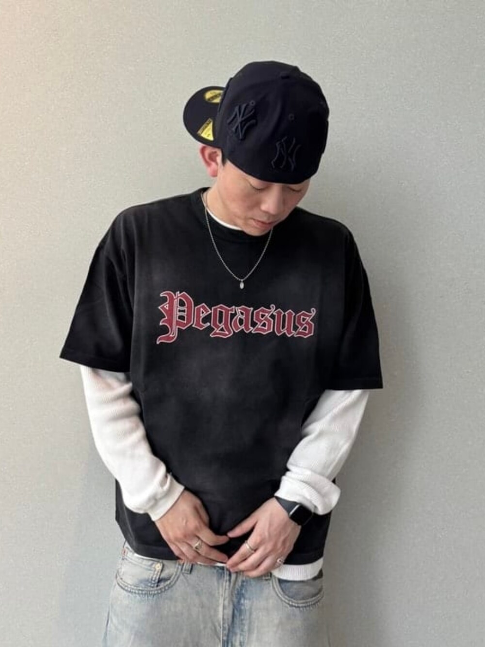 ブルー系のデニムパンツ、ブラック系のTシャツ/カットソー、ブルー系のキャップを着用したメンズの春コーディネートの4枚目の写真