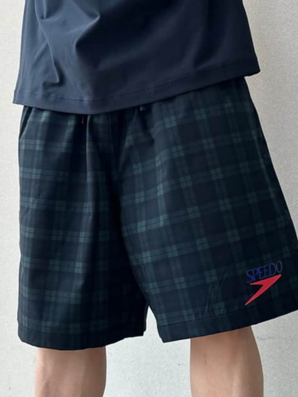 ブラック系のサンダル、ブルー系のTシャツ/カットソー、その他のその他パンツを着用したメンズの夏コーディネートの3枚目の写真