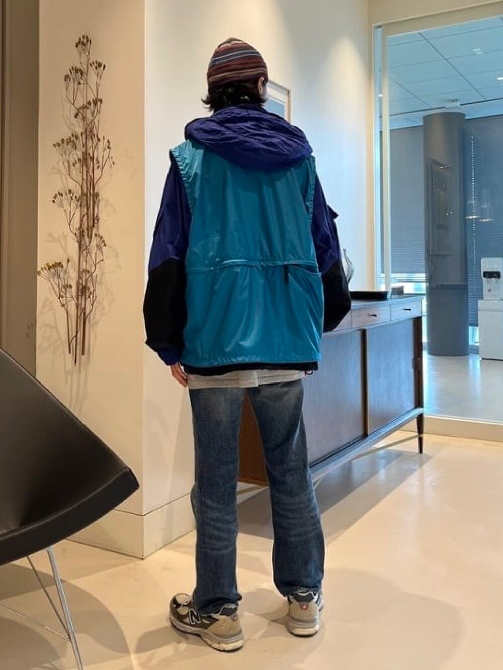 ブルー系のブルゾン、ブルー系のベスト、レッド系のTシャツ/カットソーを着用したメンズの春コーディネートの3枚目の写真