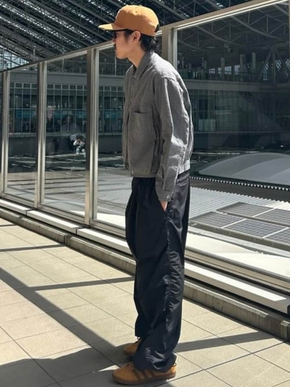 グレー系のブルゾンを着用したメンズの春コーディネートの2枚目の写真