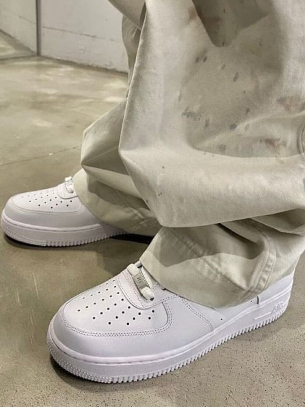 ホワイト系のスニーカーを着用したメンズの春コーディネートの2枚目の写真