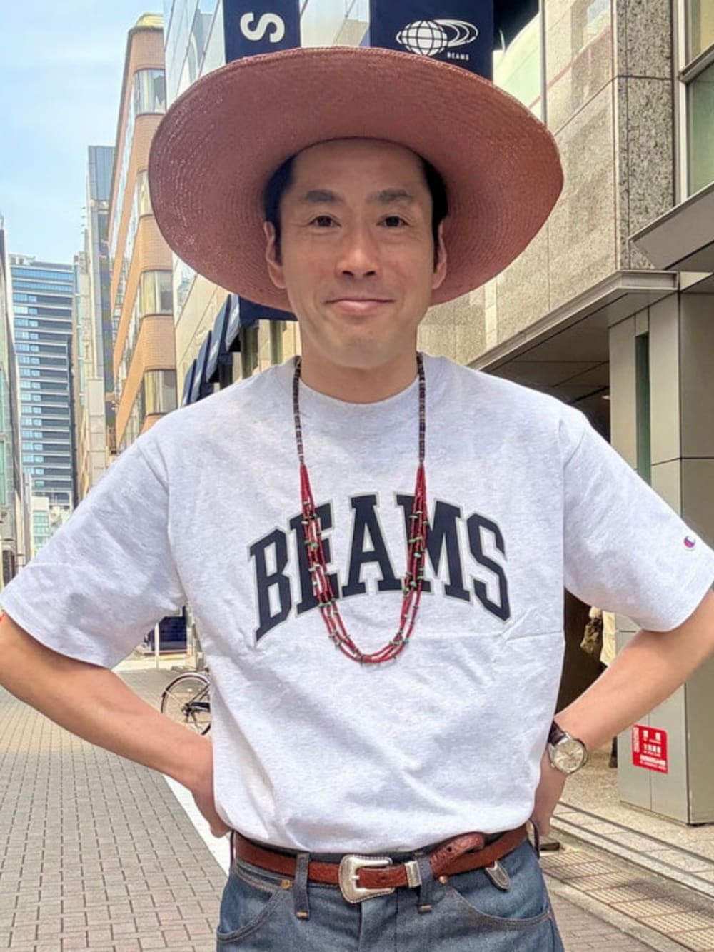 グレー系のTシャツ/カットソーを着用したメンズの春コーディネートの2枚目の写真