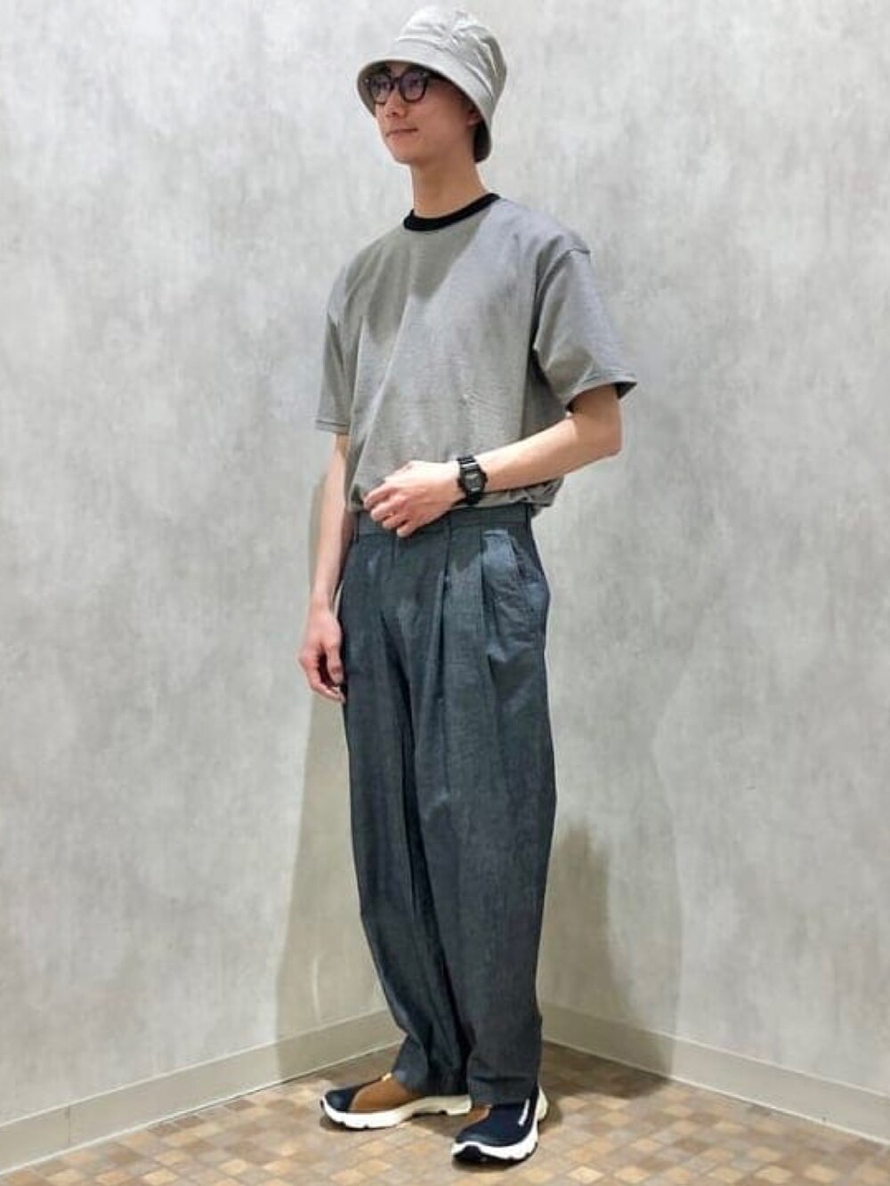 ブラック系のTシャツ/カットソー、ブルー系のその他パンツ、ブルー系のサンダルを着用したメンズの春コーディネートの2枚目の写真