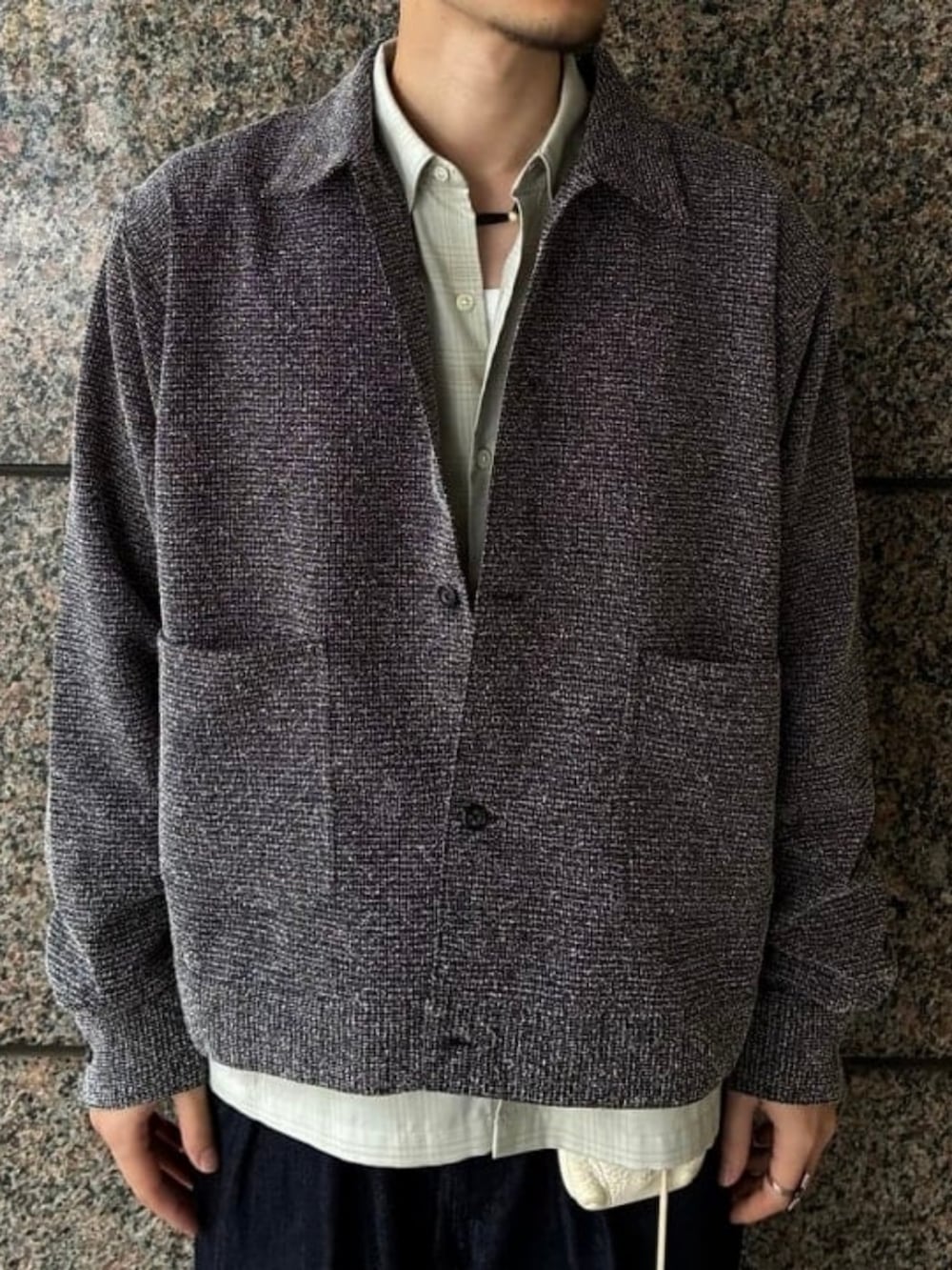 ブラック系のシャツ/ブラウス、ホワイト系のシャツ/ブラウス、ブルー系のその他パンツを着用したメンズの秋コーディネートの3枚目の写真