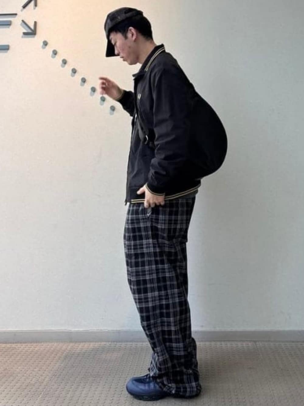 ブラック系のブルゾン、ブラック系のその他パンツ、グレー系のTシャツ/カットソーを着用したメンズの春コーディネートの2枚目の写真