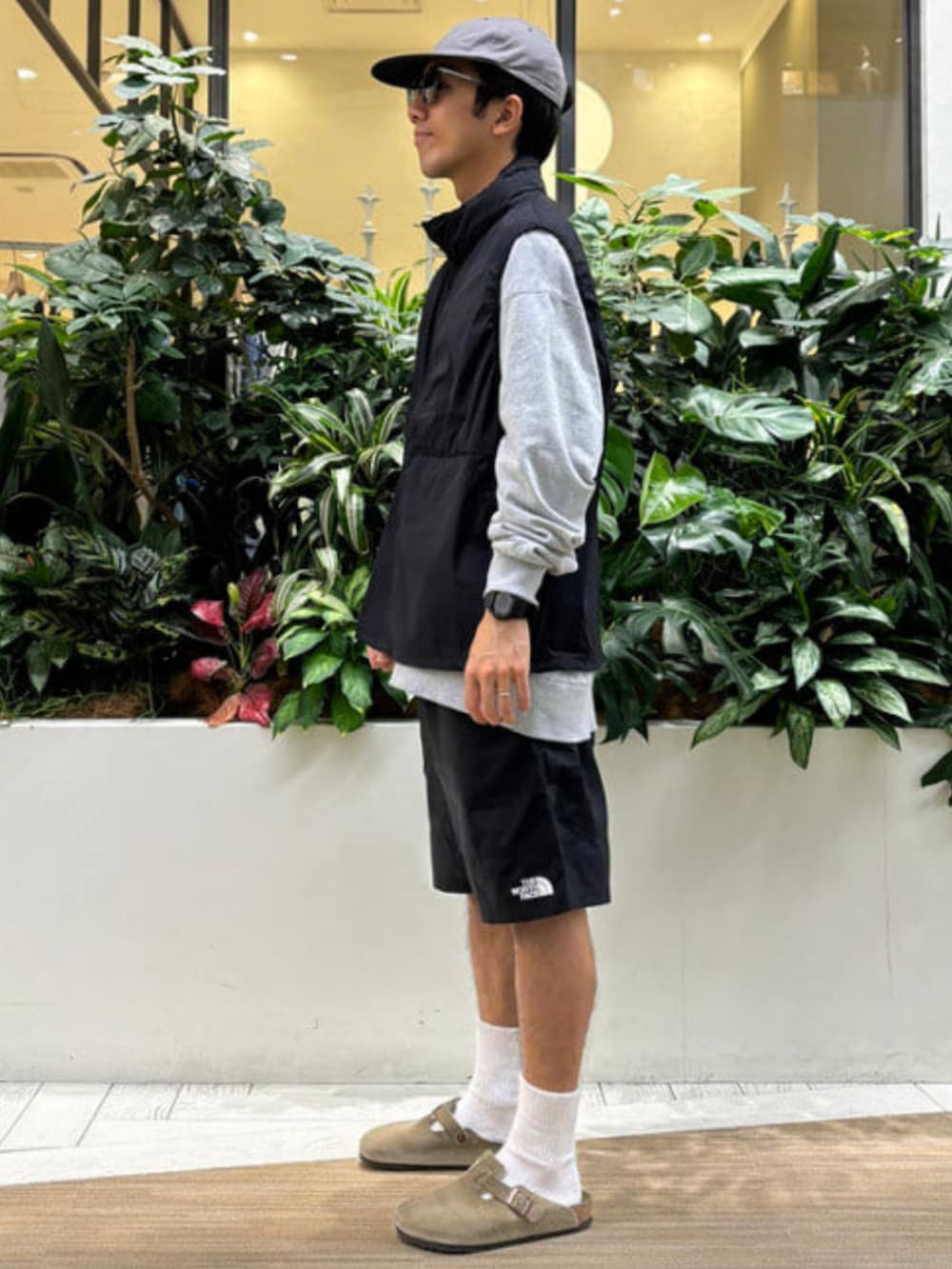 ブラック系のその他パンツ、ブラック系のベスト、ベージュ系のサンダルを着用したメンズの夏コーディネートの2枚目の写真