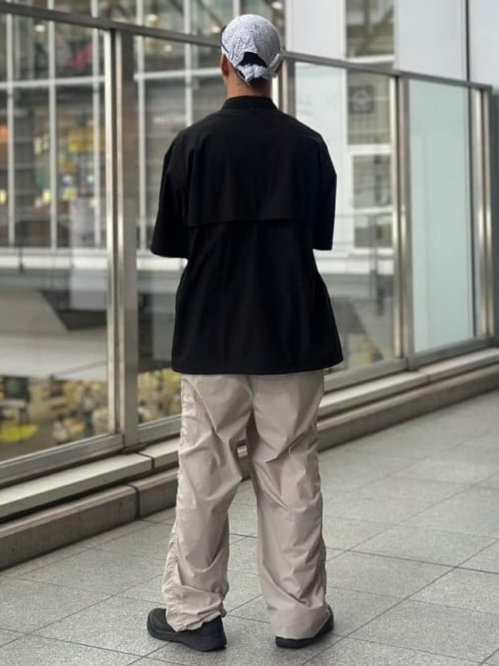 ブラック系のシャツ/ブラウスを着用したメンズの夏コーディネートの2枚目の写真