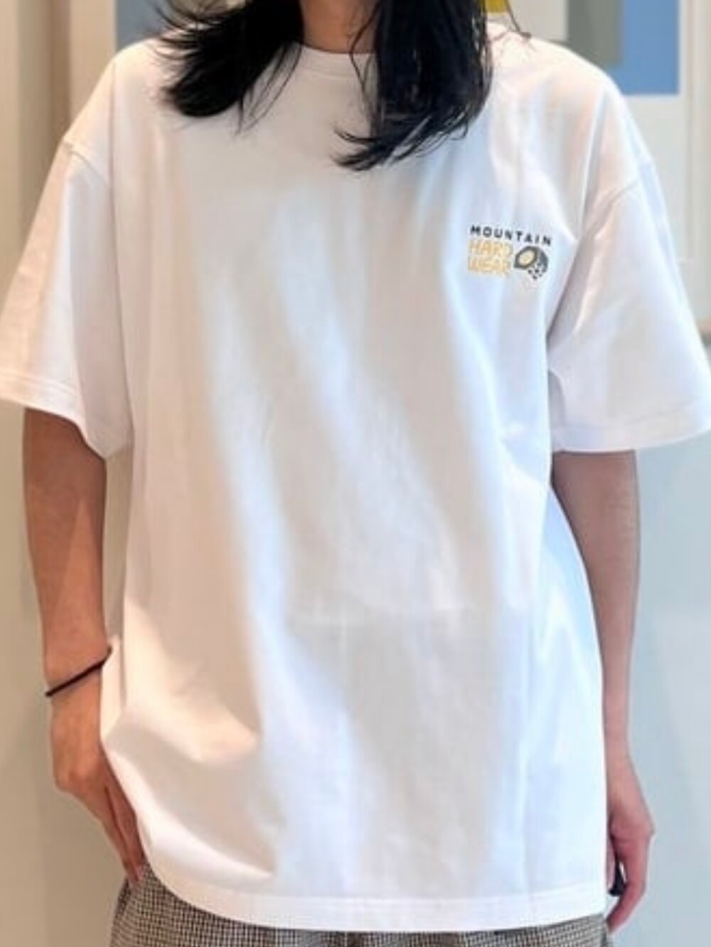 ベージュ系のその他パンツ、ホワイト系のTシャツ/カットソーを着用したメンズの春コーディネートの3枚目の写真