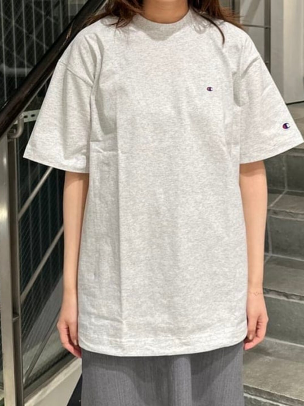 グレー系のTシャツ/カットソーを着用したレディースの春コーディネートの6枚目の写真
