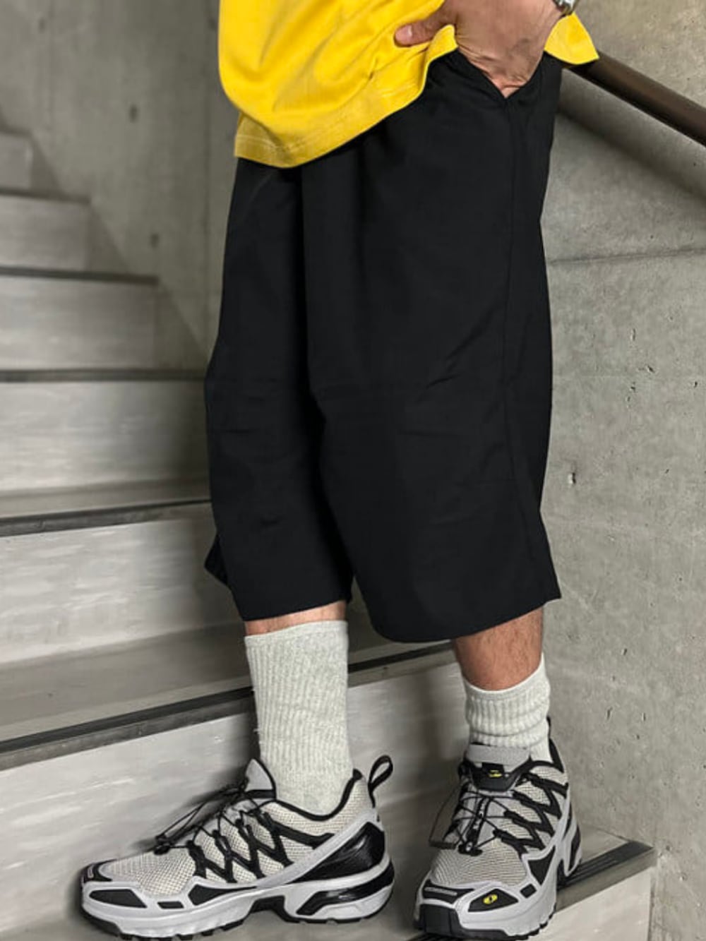 ブラック系のその他パンツ、イエロー系のTシャツ/カットソーを着用したメンズの夏コーディネートの3枚目の写真