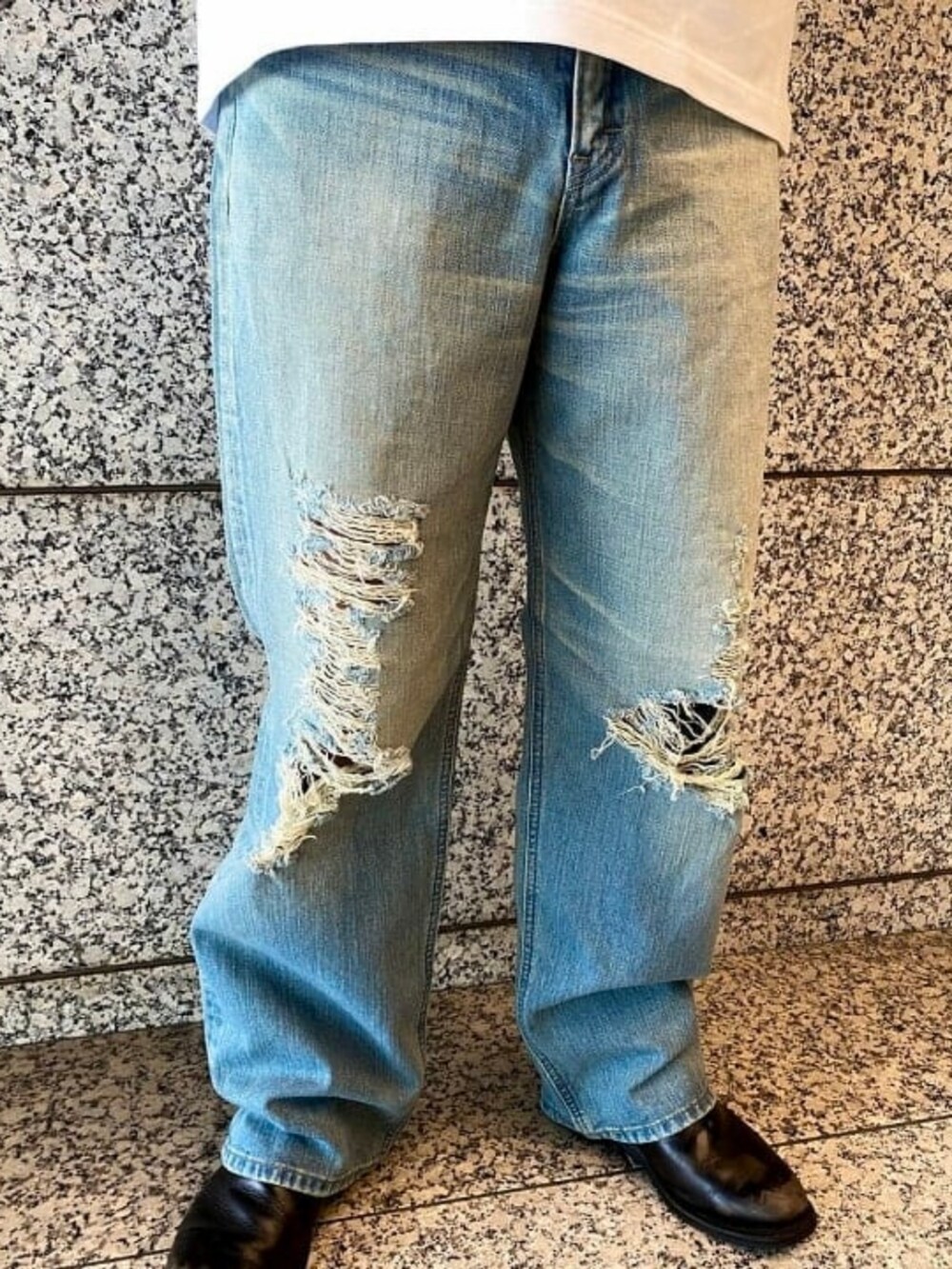 ホワイト系のTシャツ/カットソー、ブルー系のデニムパンツを着用したメンズの春コーディネートの4枚目の写真