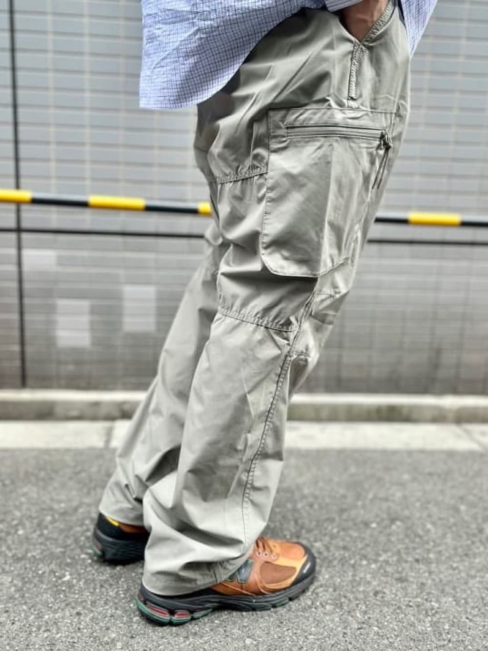 ホワイト系のシャツ/ブラウス、ブルー系のTシャツ/カットソー、グリーン系のその他パンツを着用したメンズの春コーディネートの2枚目の写真