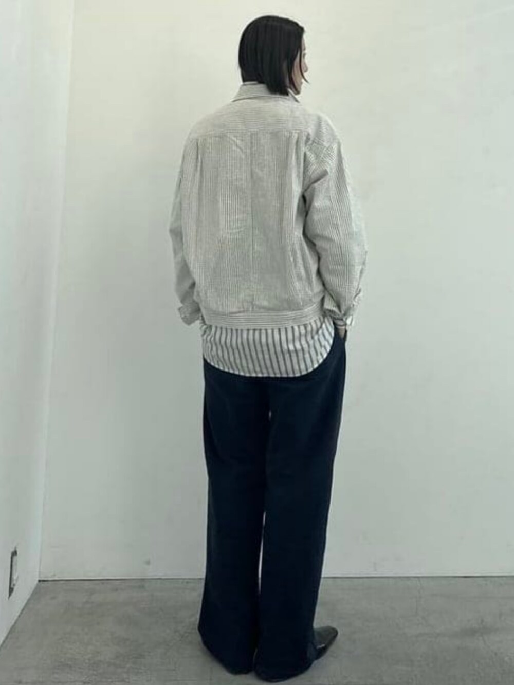 ホワイト系のシャツ/ブラウス、グレー系のブルゾンを着用したレディースの春コーディネートの2枚目の写真