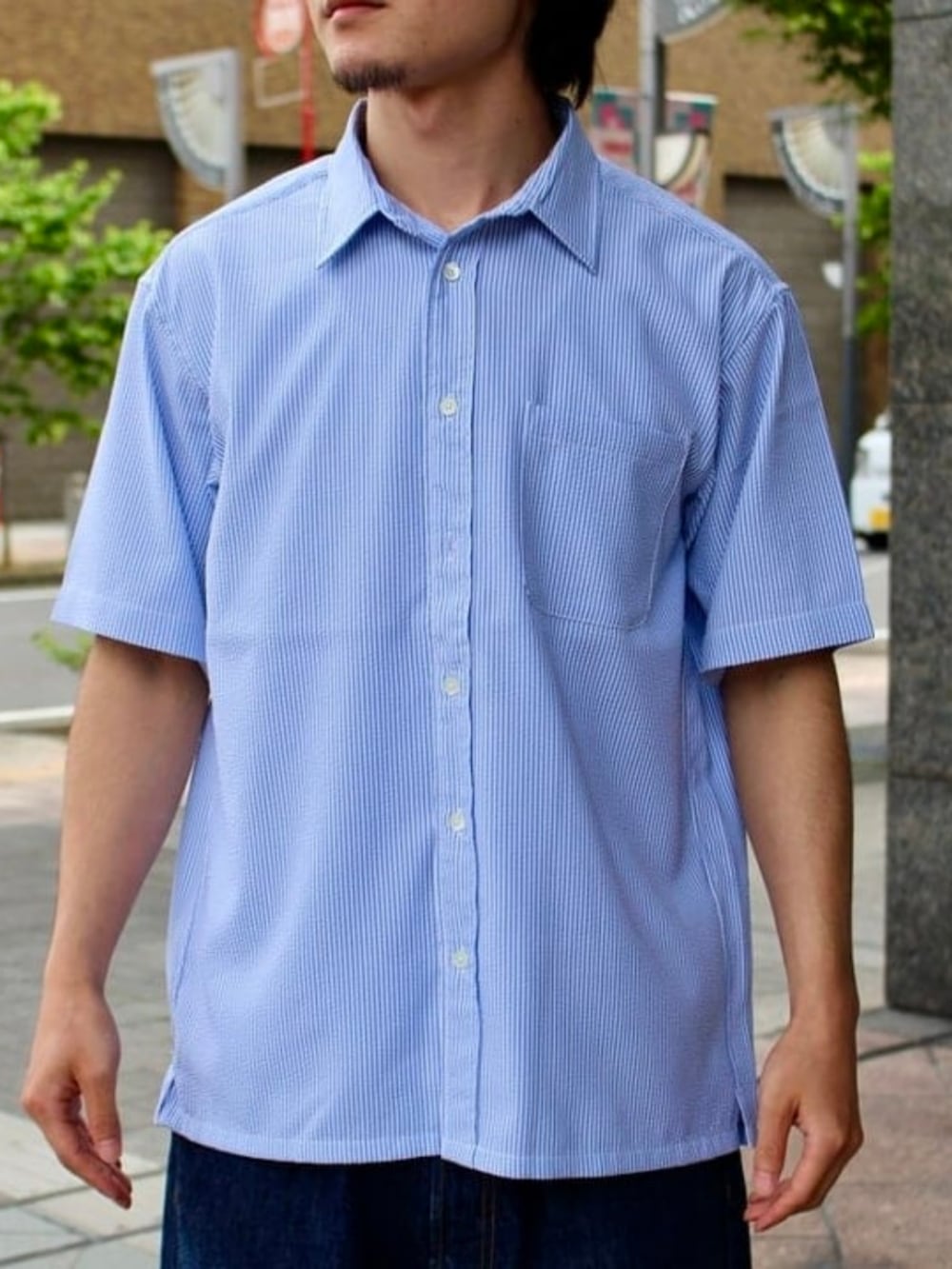ブルー系のデニムパンツ、ブルー系のシャツ/ブラウスを着用したメンズの夏コーディネートの2枚目の写真