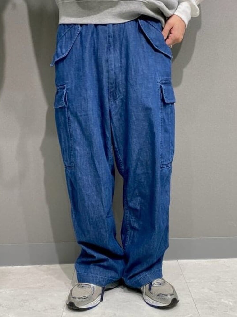 グレー系のスウェット、ブルー系のカーゴパンツ、ホワイト系のTシャツ/カットソーを着用したメンズの春コーディネートの5枚目の写真