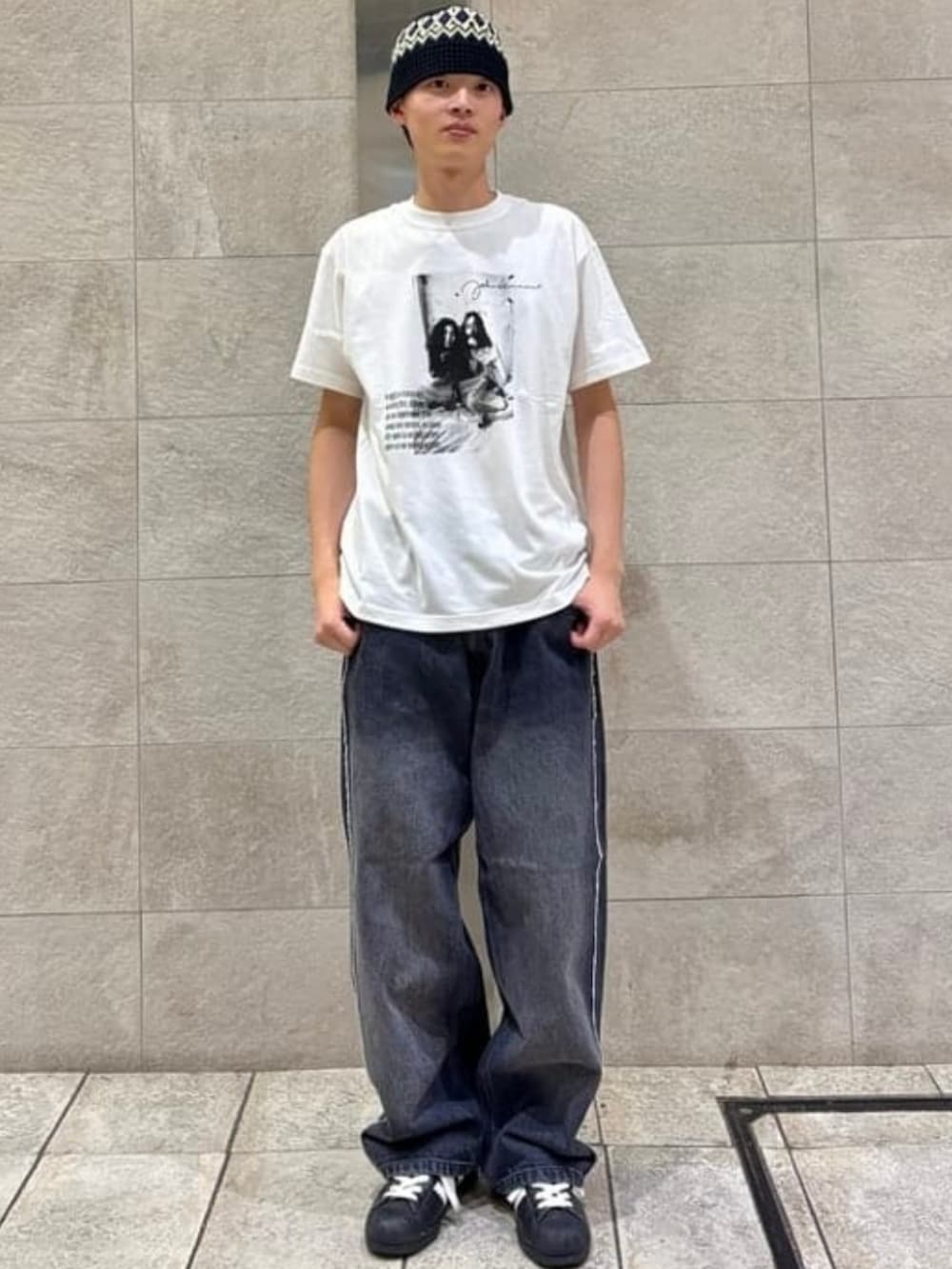 レッド系のジャージ、ブラック系のその他パンツ、ホワイト系のTシャツ/カットソーを着用したメンズの夏コーディネートの3枚目の写真